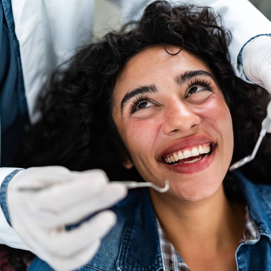 Sonrisa luminosa para explicar blanqueamiento dental LED en Madrid