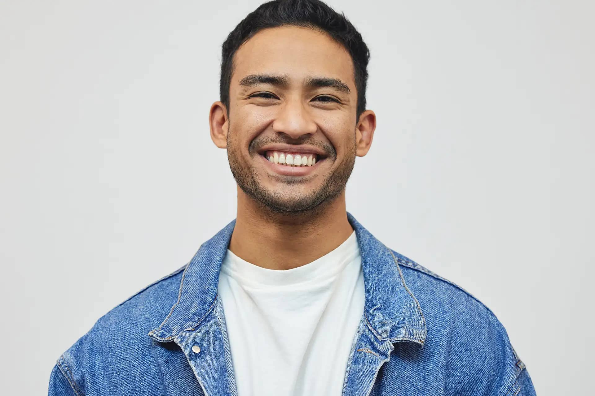 Paciente adulto sonriendo tras proteger sus dientes del bruxismo