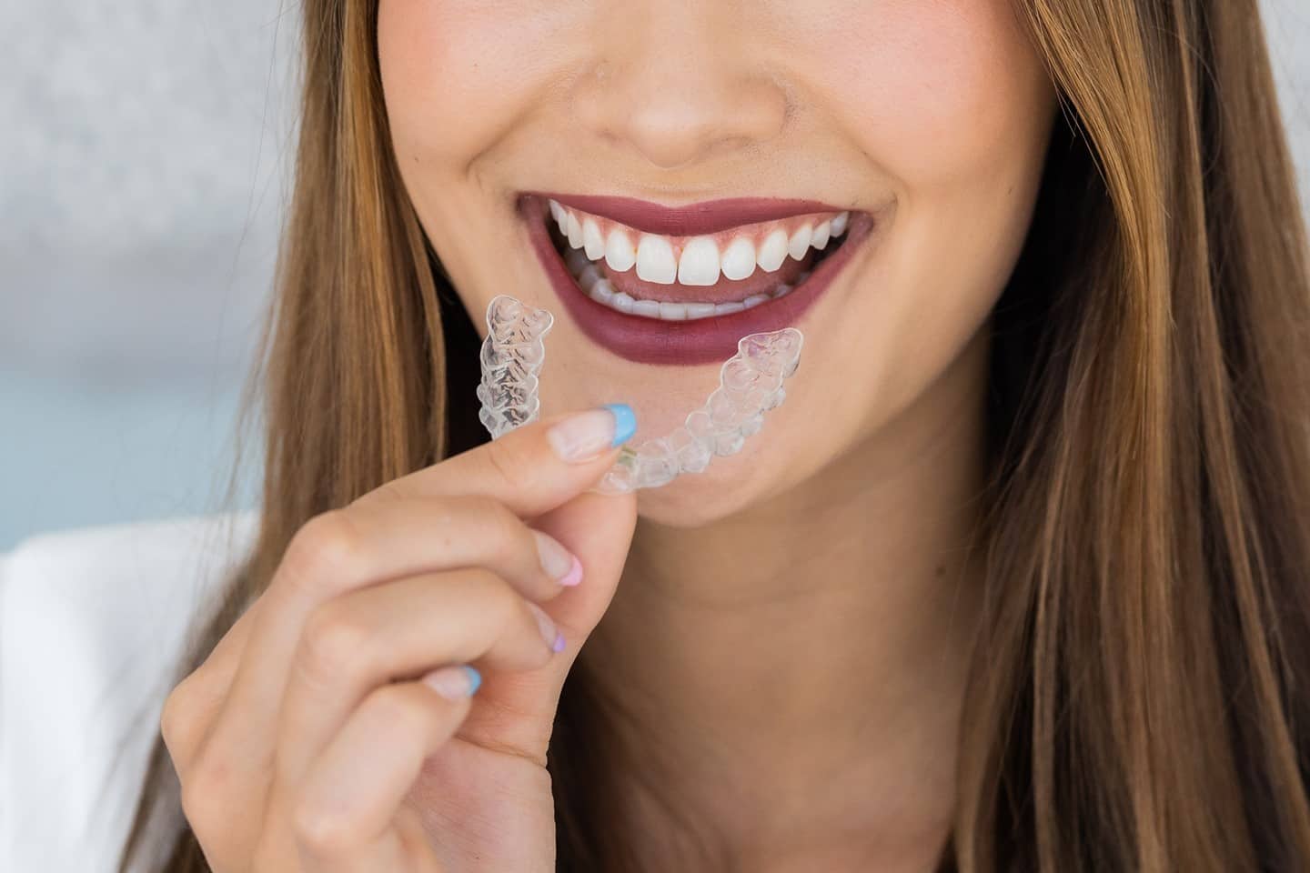 Paciente mostrando alineador transparente Invisalign en Madrid