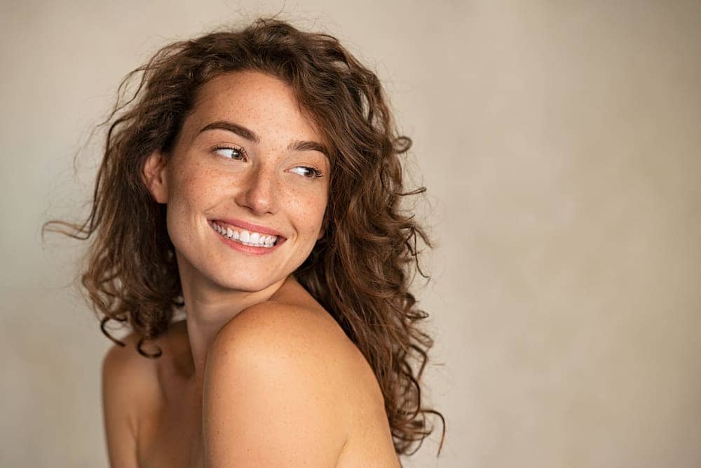 Sonrisa natural antes de una revisión dental en Madrid