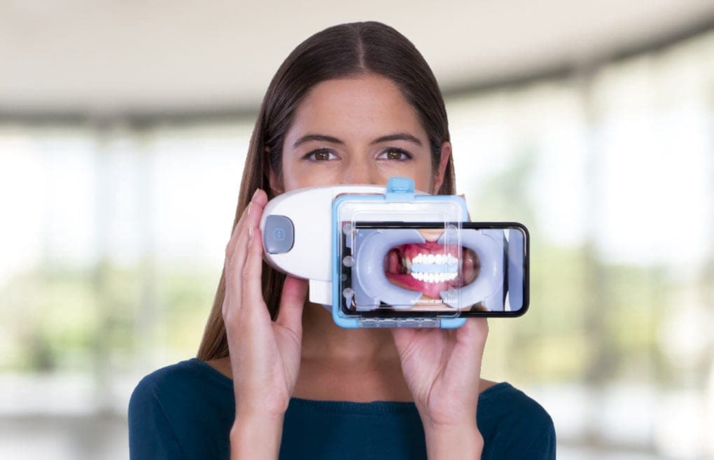 Paciente usando Dental Monitoring con ScanBox desde casa