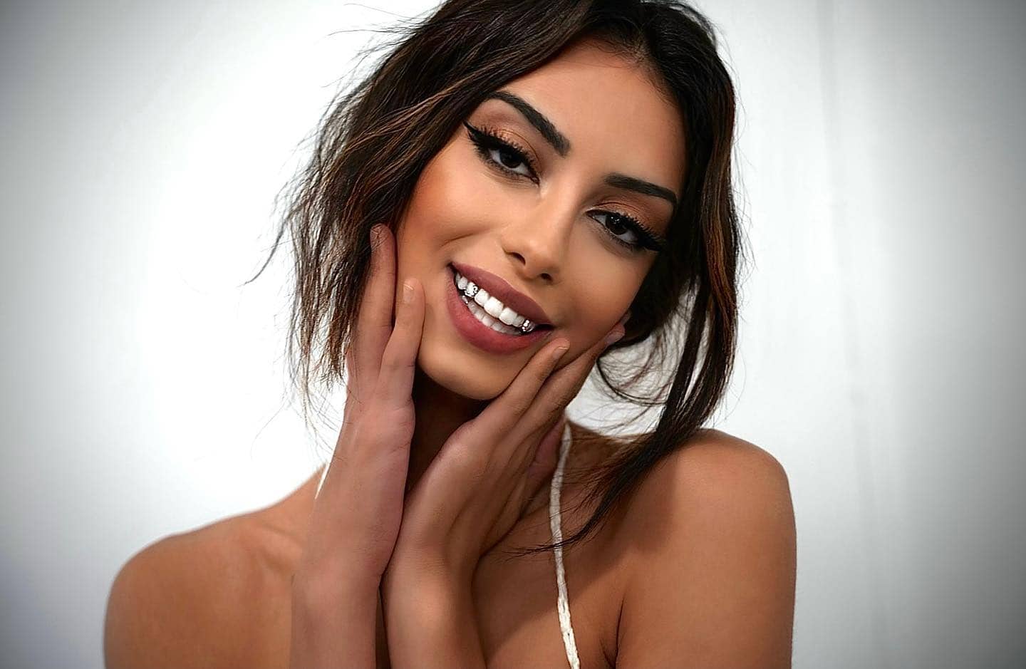 Paciente sonriendo después de revisar un plan dental por fases en Doctores Romero