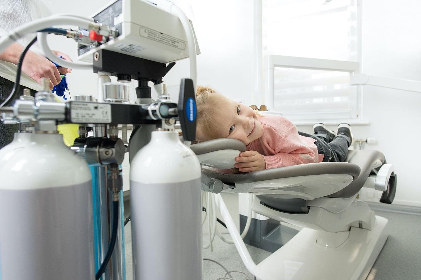Niña tranquila en el sillón dental durante una revisión infantil