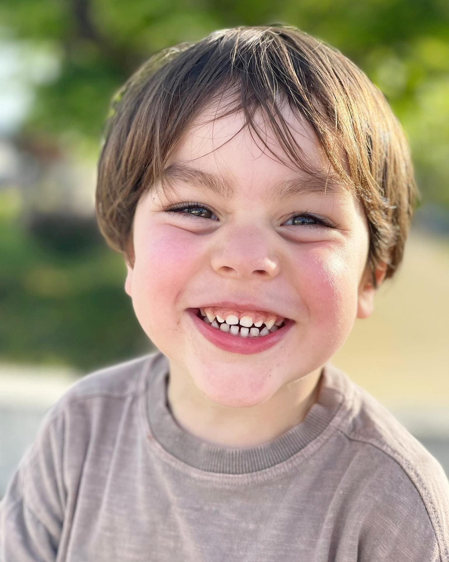 Niño sonriendo durante una etapa de crecimiento dental infantil