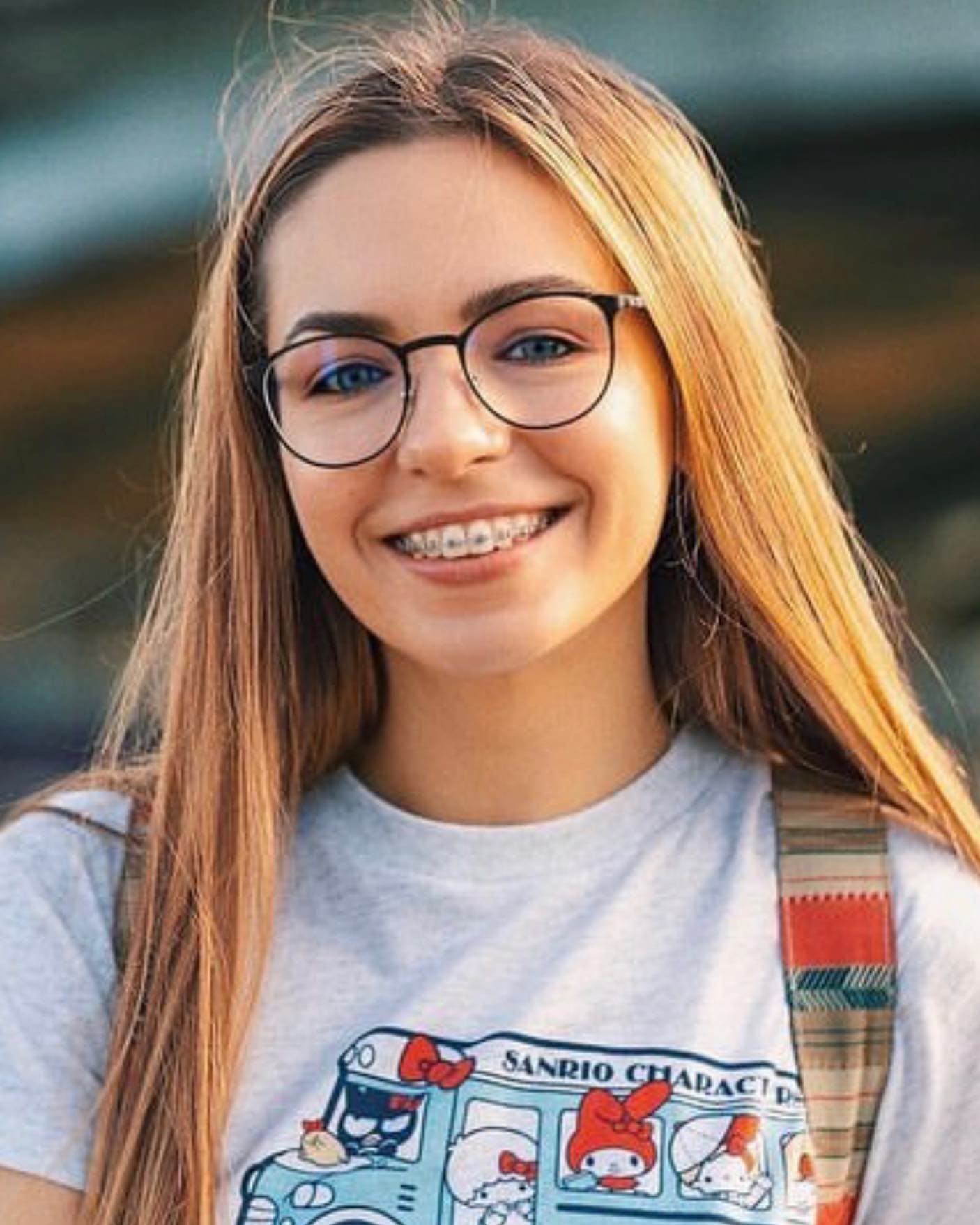 Paciente con brackets estéticos sonriendo durante tratamiento de ortodoncia