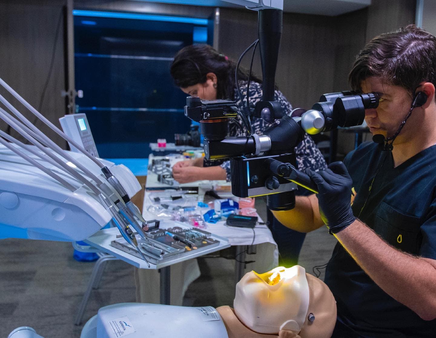 Ajuste de material dental para proteger dientes con sobrecarga